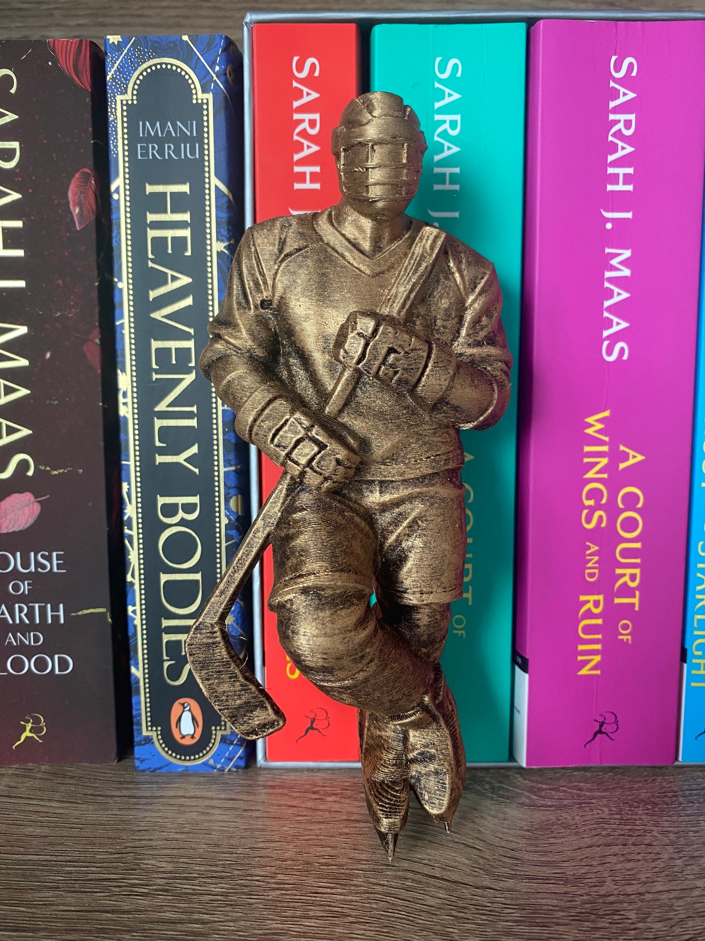 Ice Hockey Romance Bookshelf Statue – 3D Printed Ice Hockey Player decor